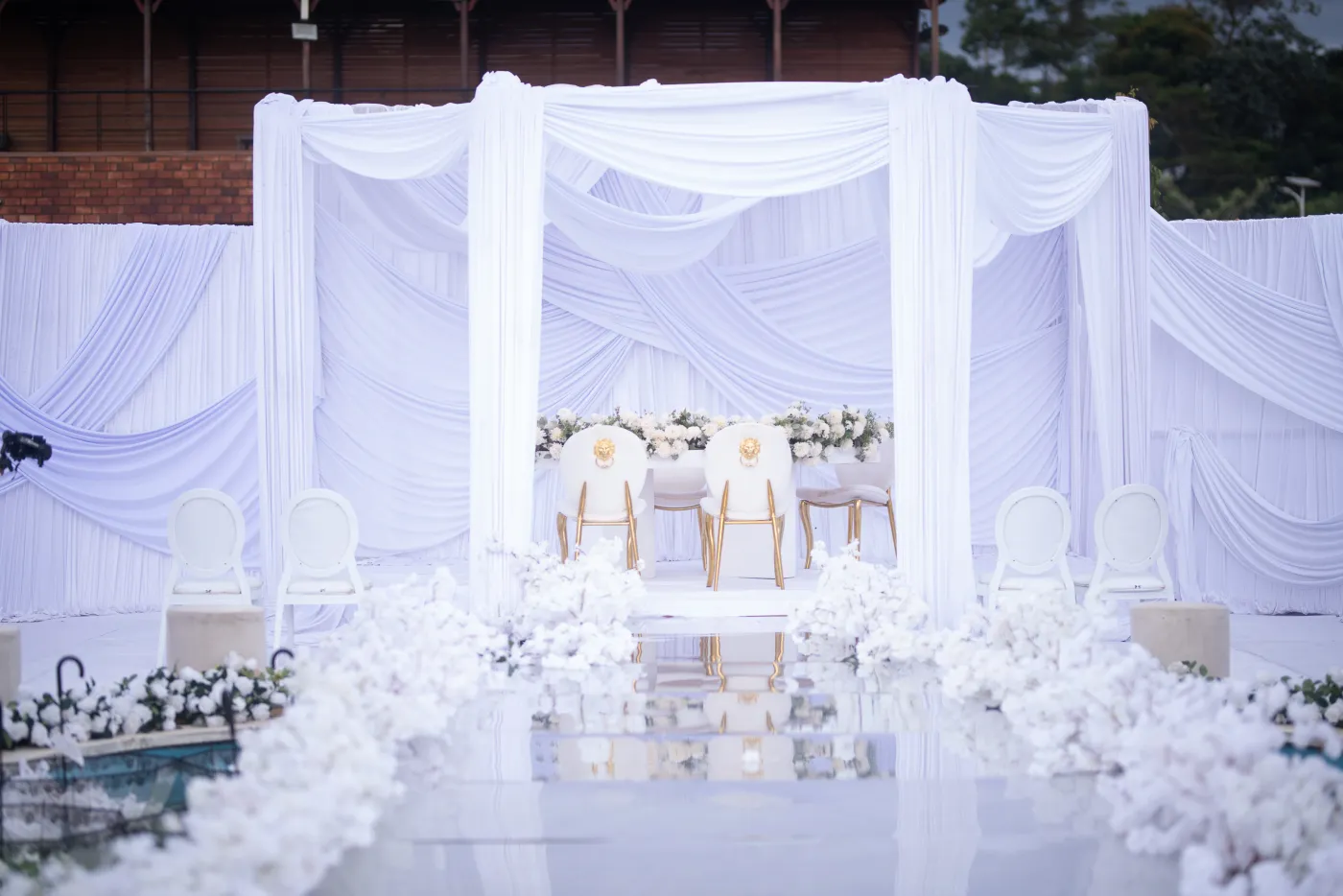 Décoration blanche d’une cérémonie de mariage en plein air, photographie L21STUDIOS
