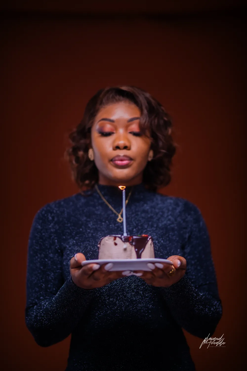 Portrait d’une jeune femme tenant un gâteau et sa bougie, photographie L21STUDIOS